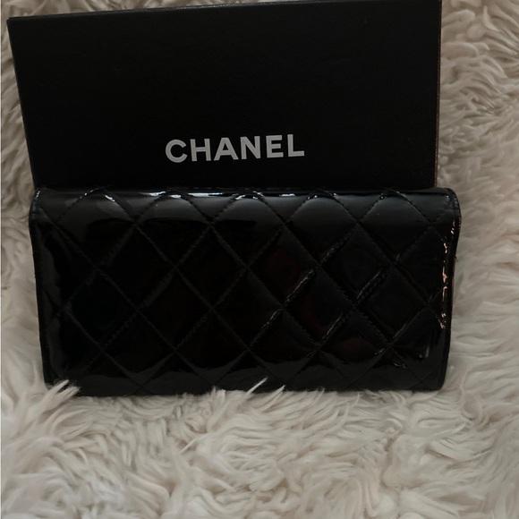 Chanel Patent Leather wallet - Picture 6 of 8